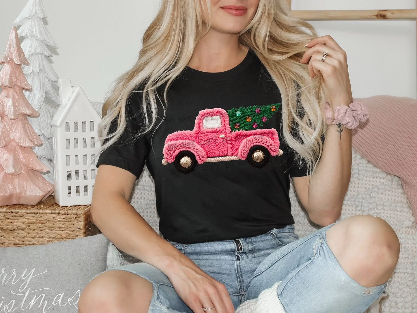 Faux Yarn Truck with Christmas TreeT-Shirt